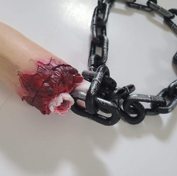 💀SEVERED ARM with Attached Faux Chain Halloween Prop Decoration - Picture 5 of 7